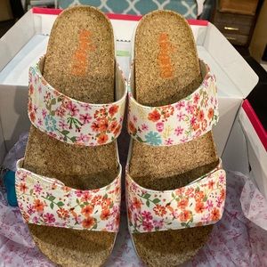 Alegria by PG Lite European size 40 vegan leather floral sandal w/cork footbed
